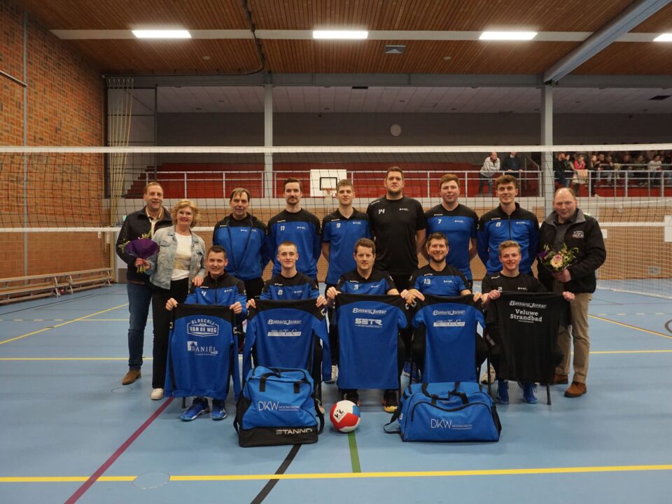 Foto: Heren 1 volleybalvereniging Blauw Wit in het nieuw gestoken
