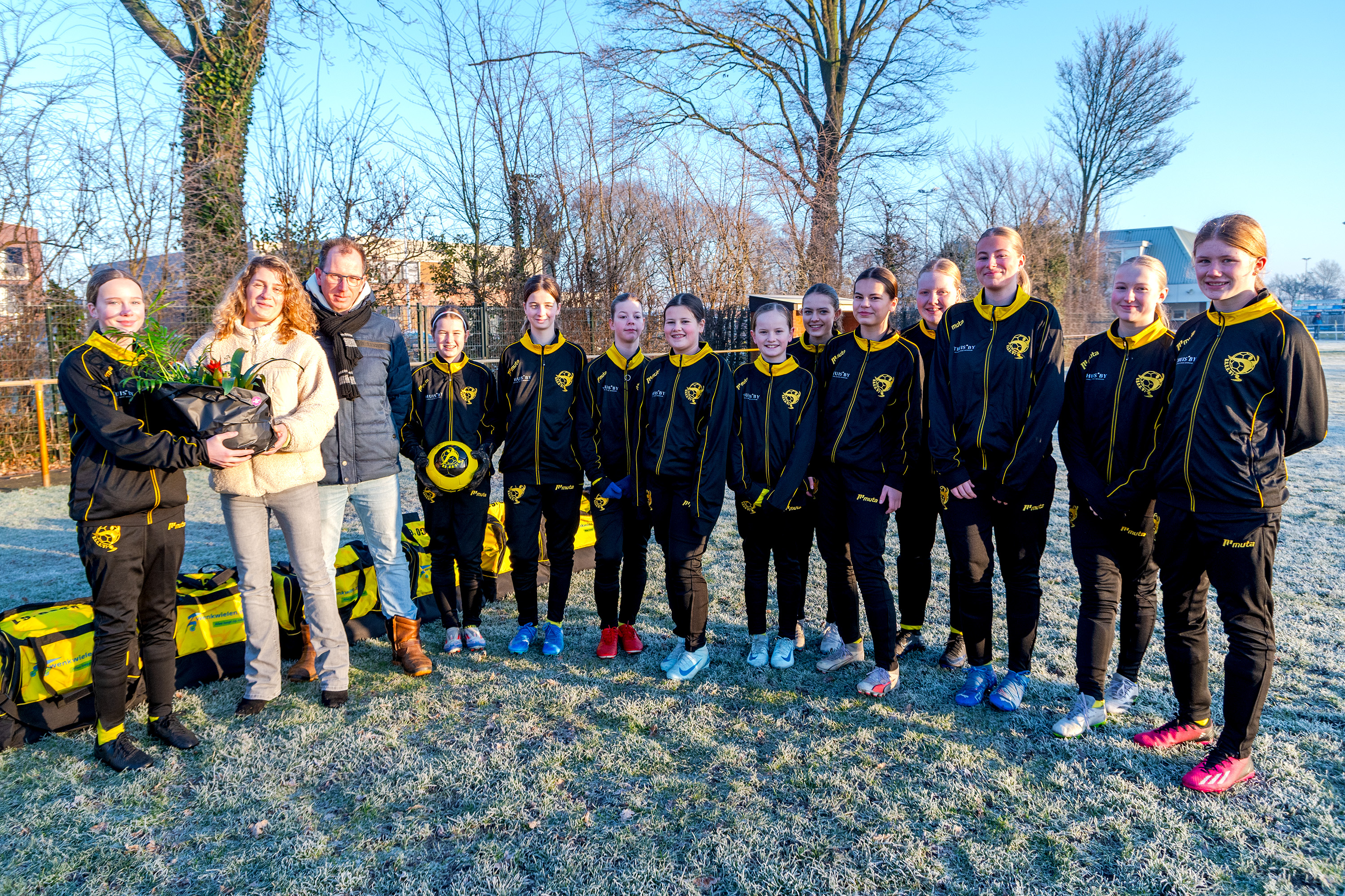 Foto: Zwenkwielen.net sponsort sporttassen voor VSCO’61 MO15-1