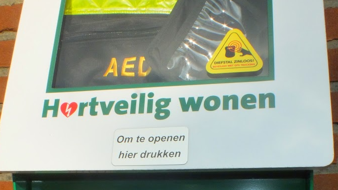 Foto: BuurtAED-actie in Wezep van start