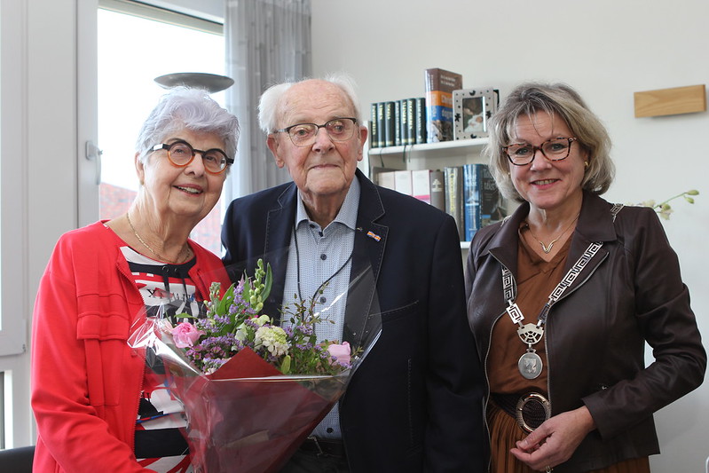 Foto: Video: Burgemeester Haseloop feliciteert 100-jarige Krijn Johan Huisman 