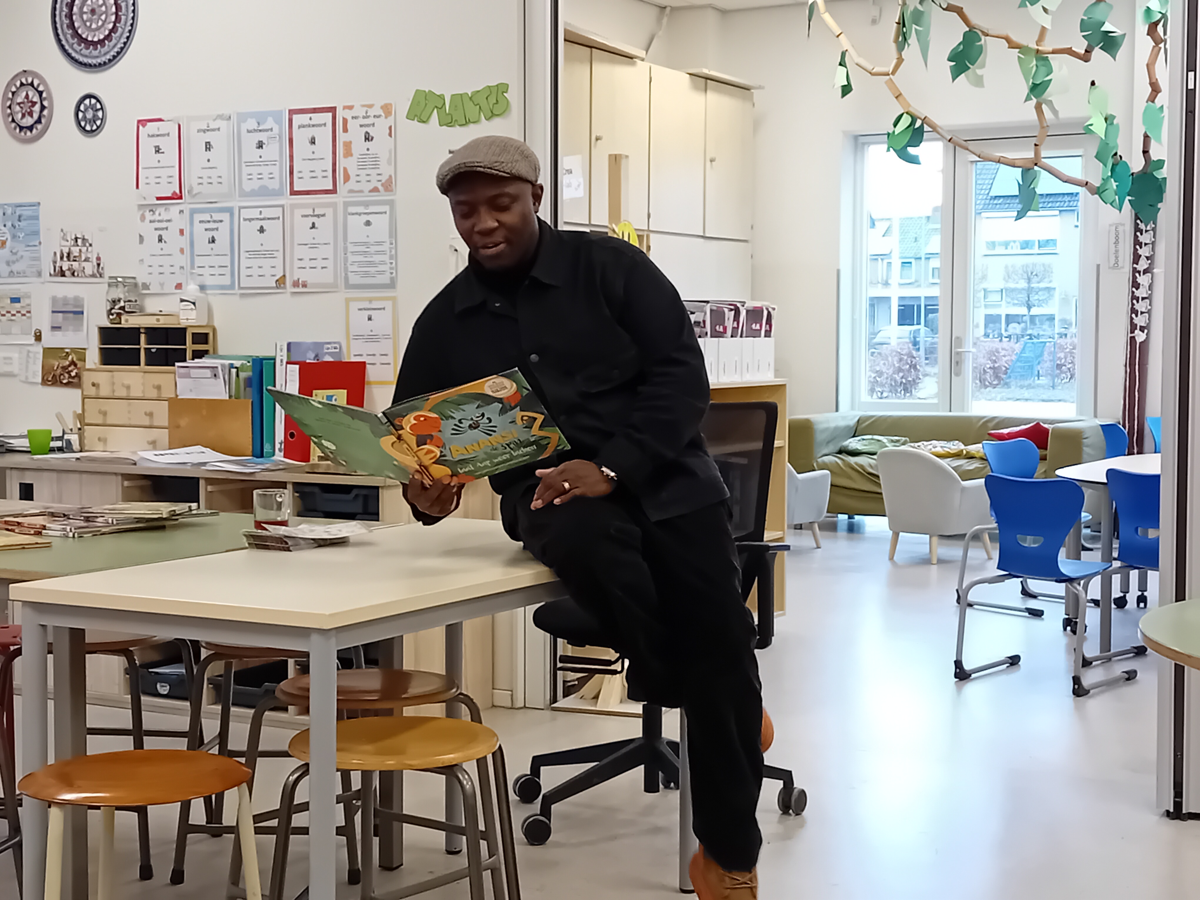 Foto: Iven Cudogham bezoekt Noord-Veluwse scholen