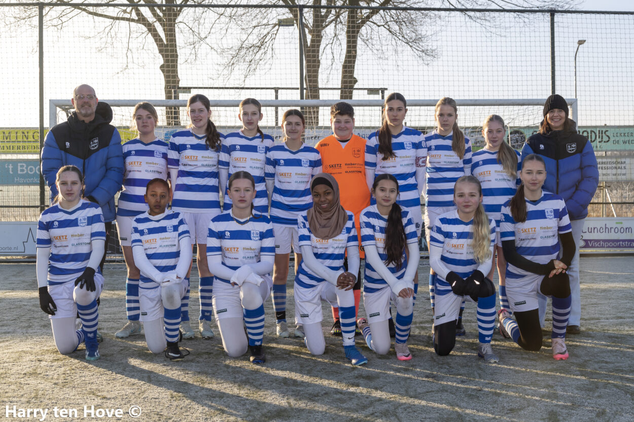 Foto: De meiden van sv Urk MO15-1 winnen Cold Cup voetbaltoernooi MO15