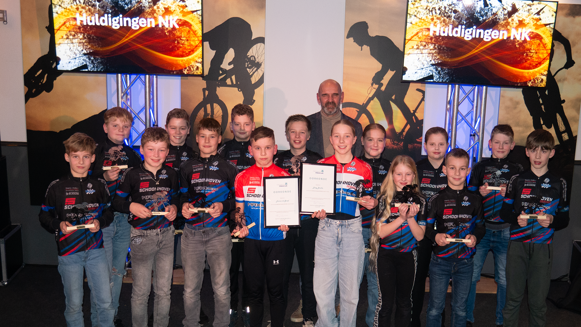 Foto: ATB'ers onderscheiden met oorkonde gemeente Oldebroek