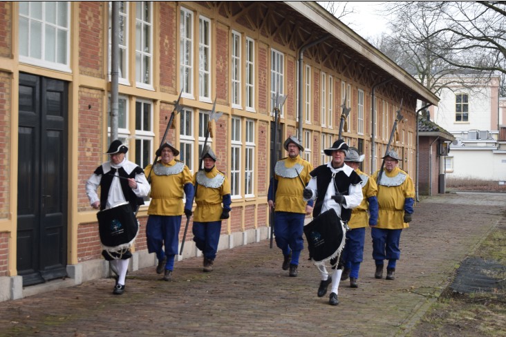 Foto: Nieuwe hellebaarden voor de Elburgse Hellebaardiers