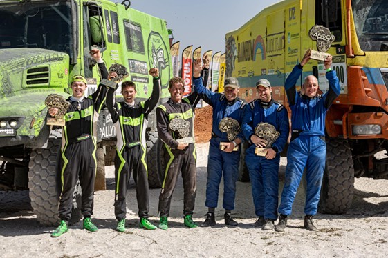 Foto: Rainbow Truck Team als eerste in Dakar  