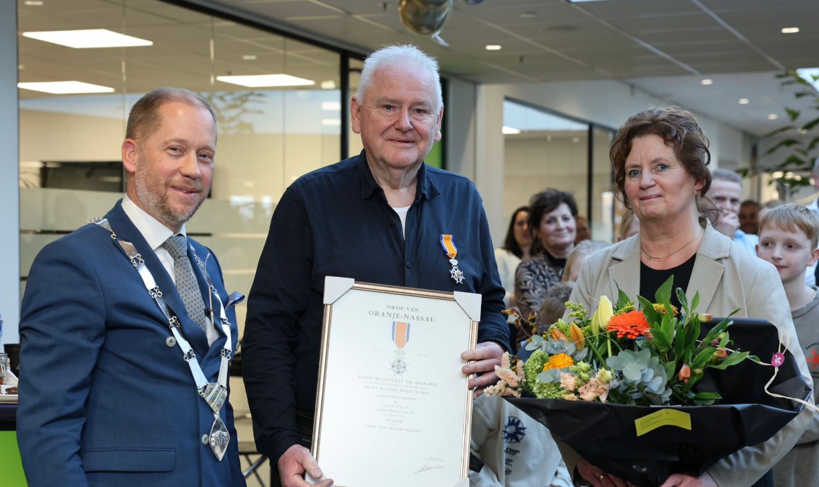 Foto: Jan van de Streek benoemd tot Ridder in de Orde van Oranje-Nassau