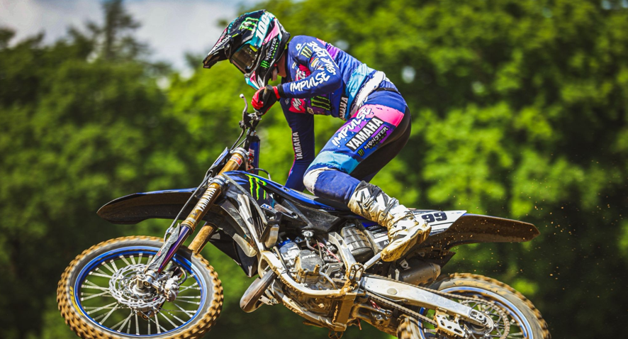 Foto: Dani Heitink rijdt zich op het podium bij EMX 125cc in Letland