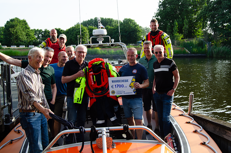 Foto: Lions Elburg / Oldebroek doneert een overlevingspak voor de KNRM