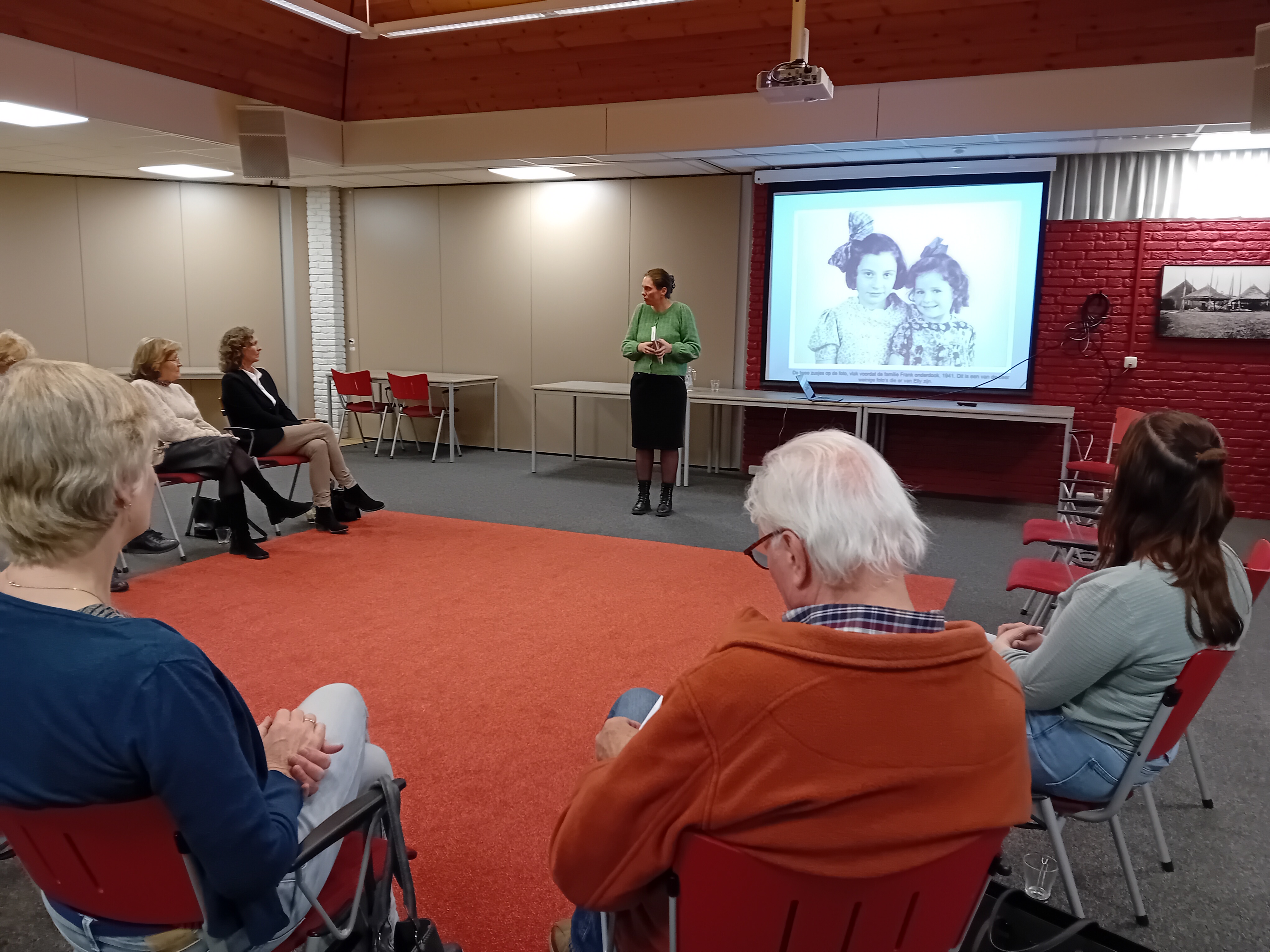Foto: Publiek muisstil bij lezing Els Florijn