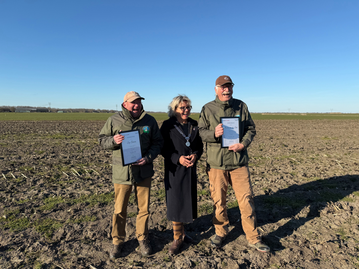 Foto: Joop Bosman en Marien van der Ende vinden eerste kievitsei in Oldebroek