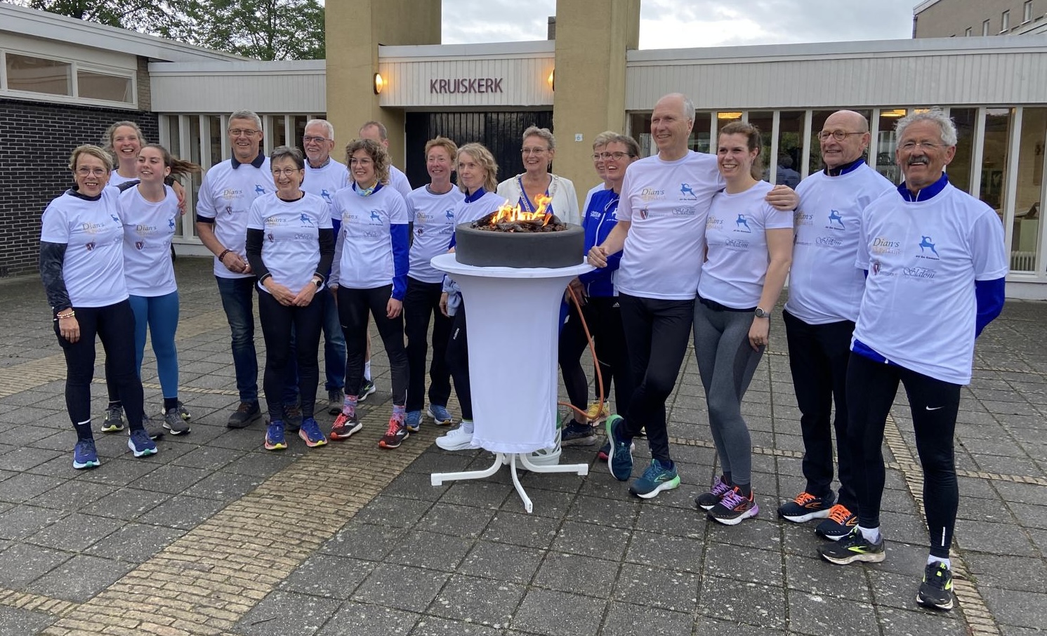 Foto: Loopgroep Wezep brengt bevrijdingsvuur uit Wageningen naar gemeente Oldebroek