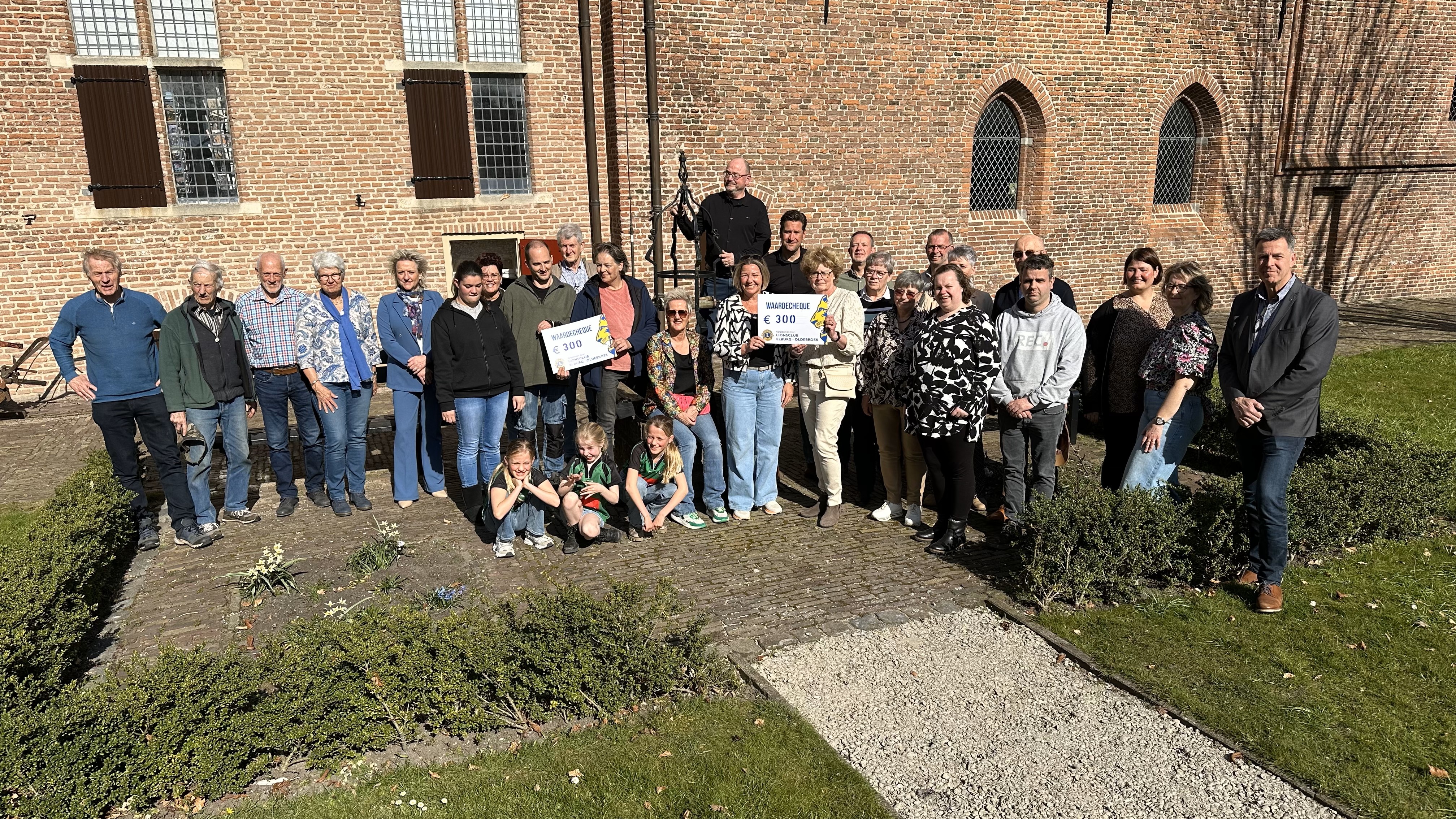 Foto: Lionsclub Elburg Oldebroek deelt € 4.800,- uit aan 16 lokale goede doelen