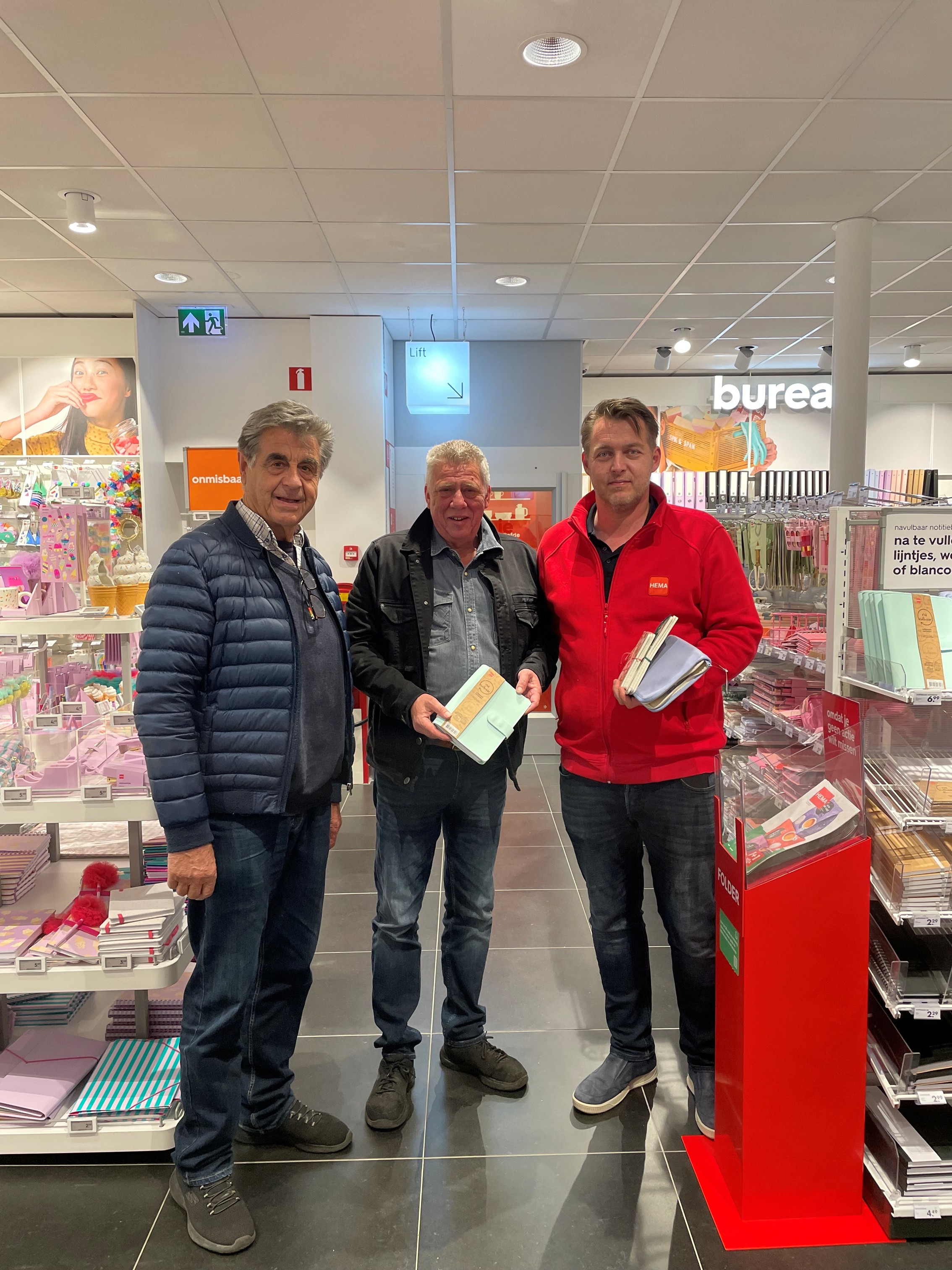 Foto: Donatie schoolspullen en kleding voor Vocational Centre Triple C in Gambia