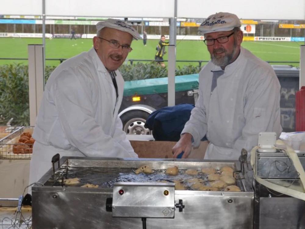 Foto: Oliebollen bakken bij VSCO’61 op zaterdag 15 maart 2025