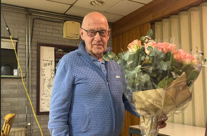 Foto: Vogelvriend uit Wezep huldigt twee jubilarissen