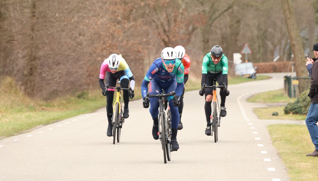 Foto: Spanning en strijd tijdens laatste wedstrijd op ’t Loo