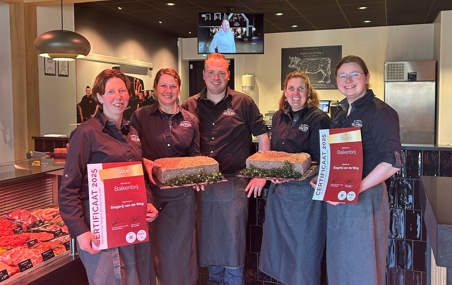 Foto: Gouden bekroning voor de balkenbrij van Slagerij Van de Weg bij Vakwedstrijd Slagers Streekproducten