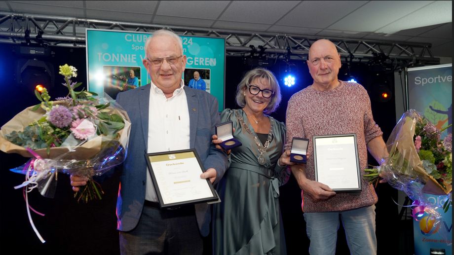 Foto: Oldebroeker erepenning voor sportvrijwilligers Henri van Beek en Tonnie van Tongeren