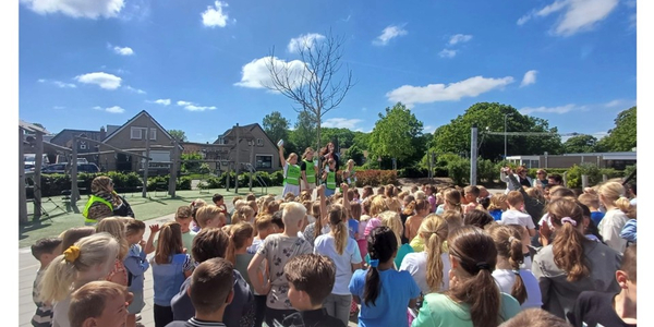 Foto: De Bron heeft nieuwe schoolhesjes en deelt gepersonaliseerde bidons uit