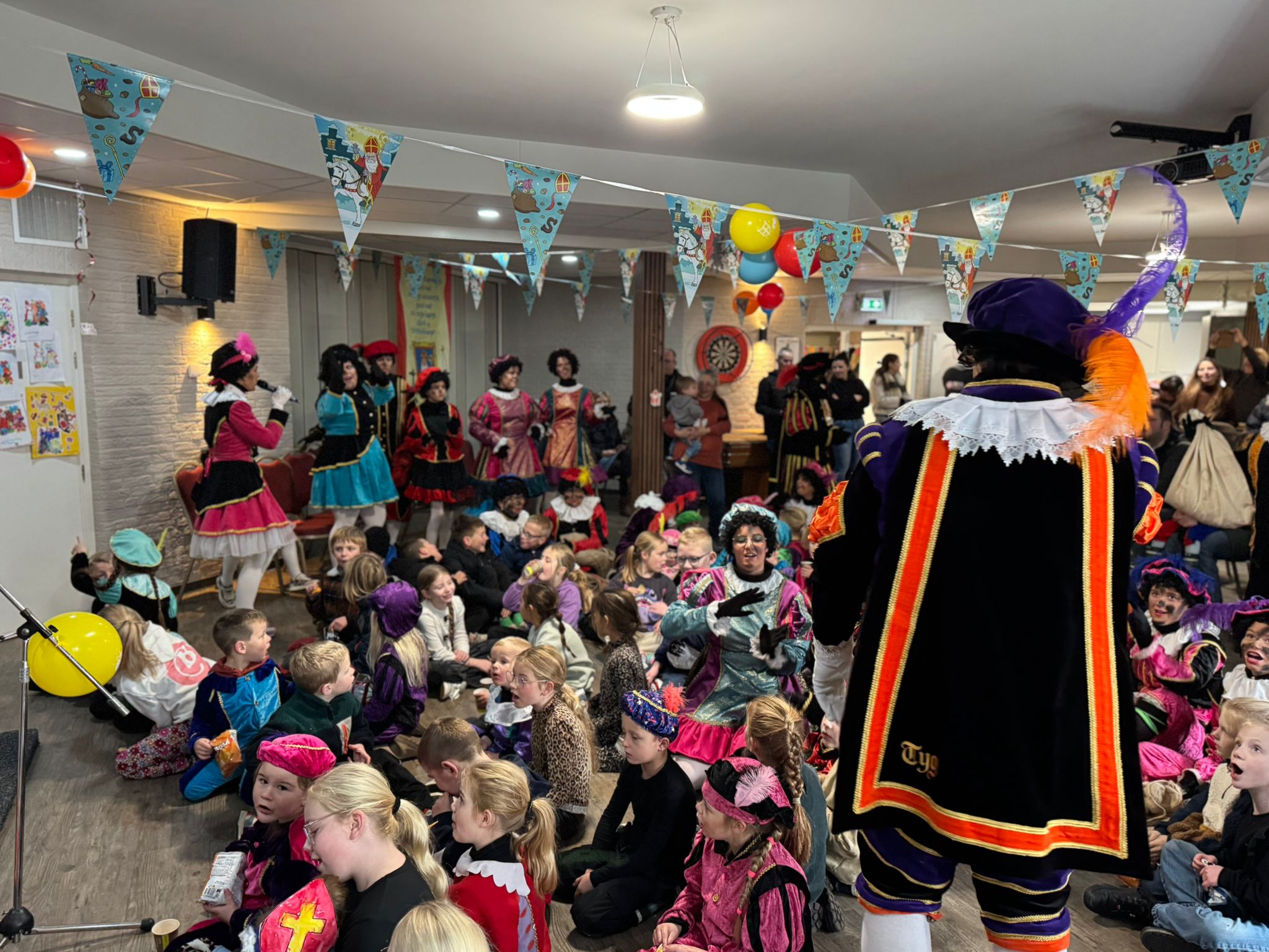 Foto: VIDEO: Groots onthaal Sinterklaas en pieten in ’t Loo Oldebroek