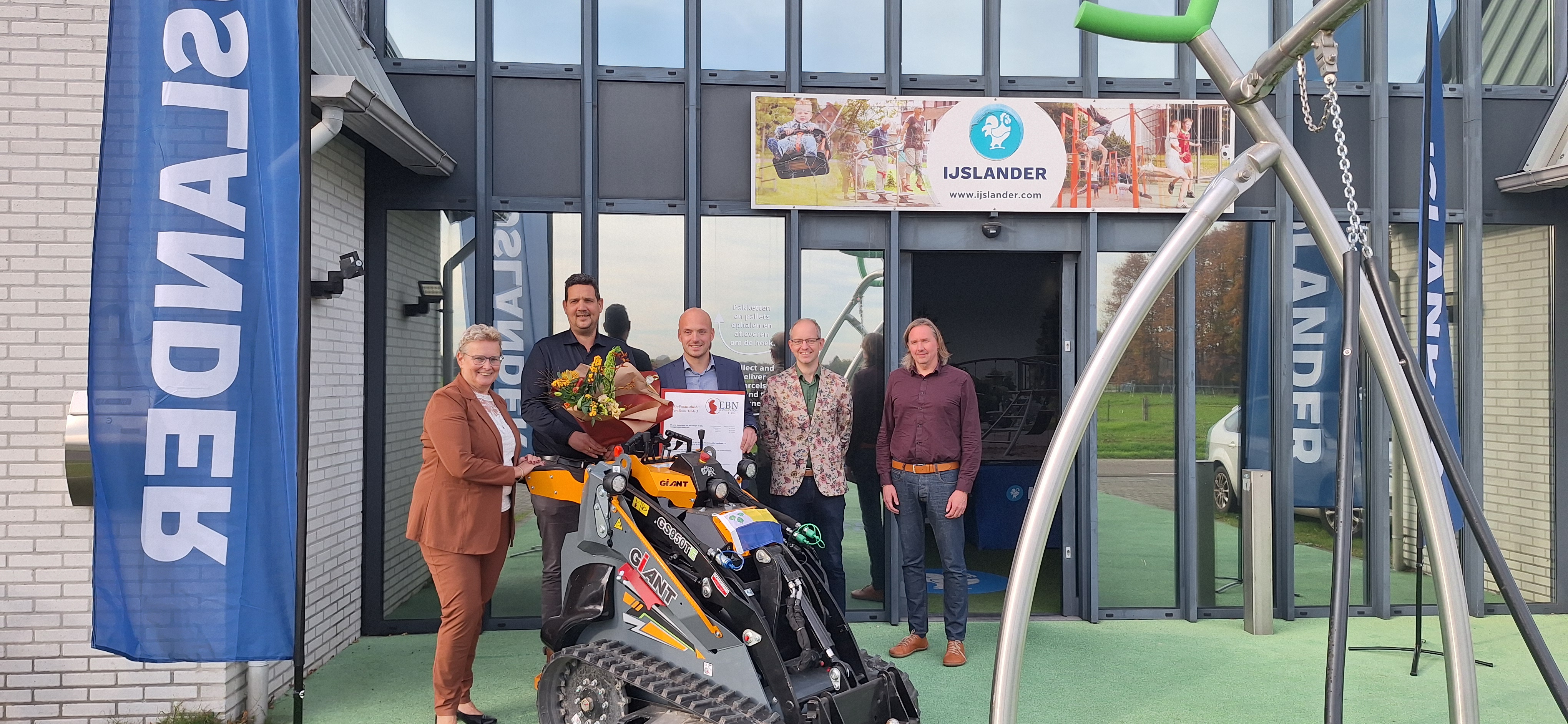 Foto: Gemeente Oldebroek feliciteert IJslander met uitzonderlijk duurzaamheidscertificaat