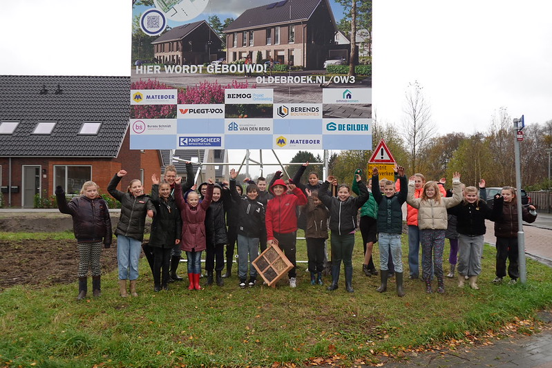 Foto: VIDEO: Leerlingen van de Timoteüsschool planten bomen tijdens Boomplantdag