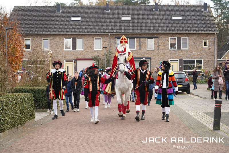 Foto: VIDEO: Groots onthaal Sinterklaas en pieten in ’t Loo Oldebroek