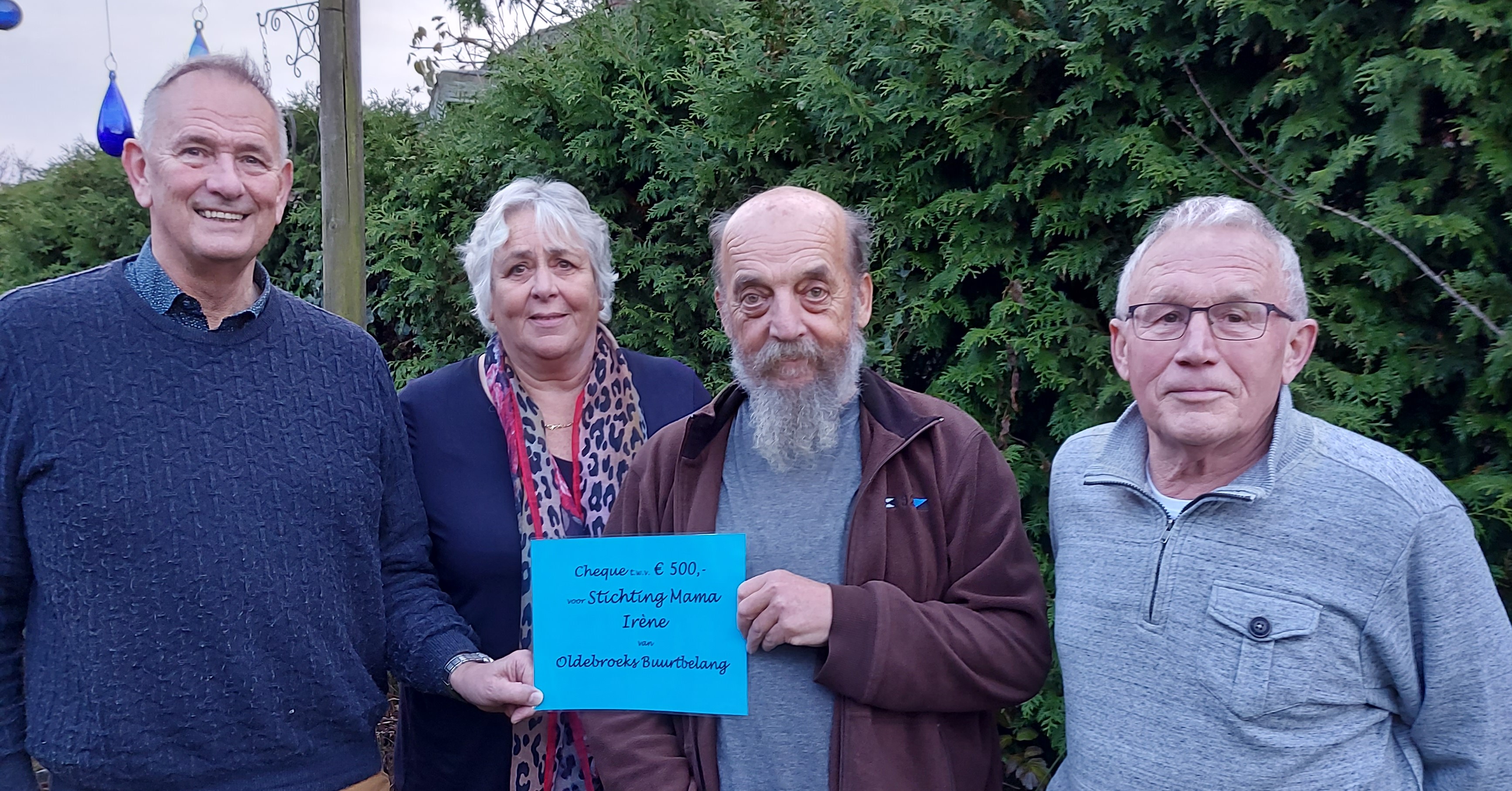 Foto: Oldebroeks Buurtbelang kent 500 euro  toe aan Stichting Mama Irène 