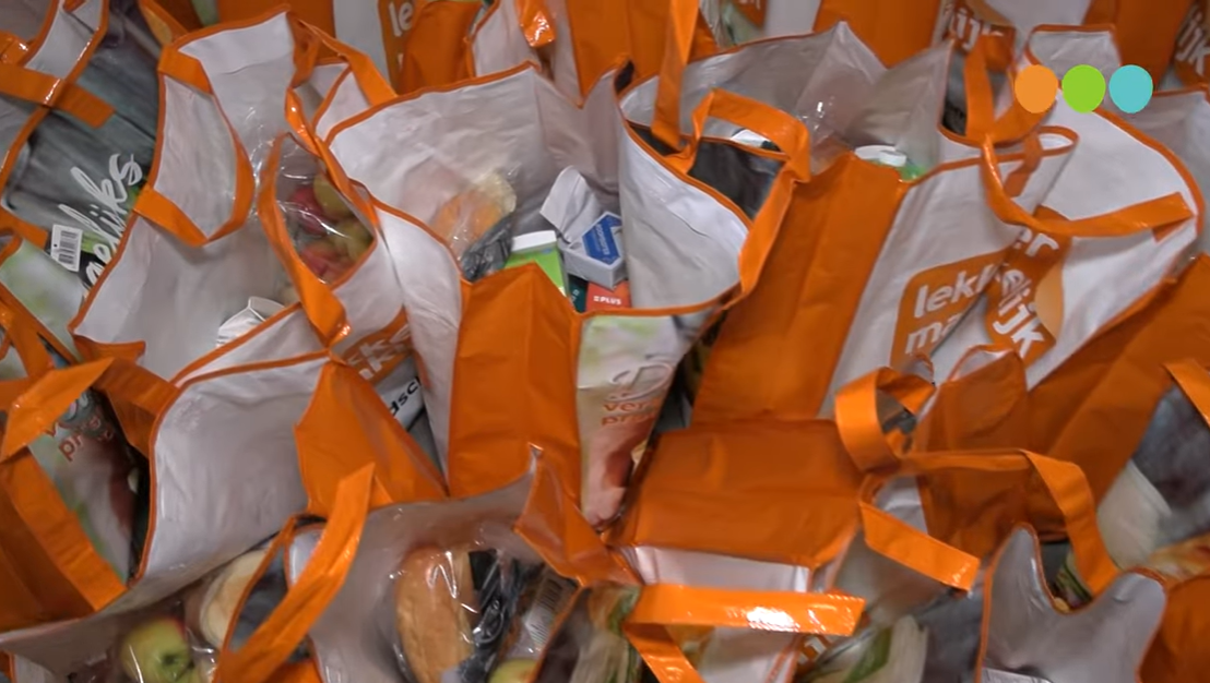 Foto: VIDEO: 250 lunchpakketten gemaakt in de Huiskamer van Wezep bij zesde editie Stichting Rotary en Present