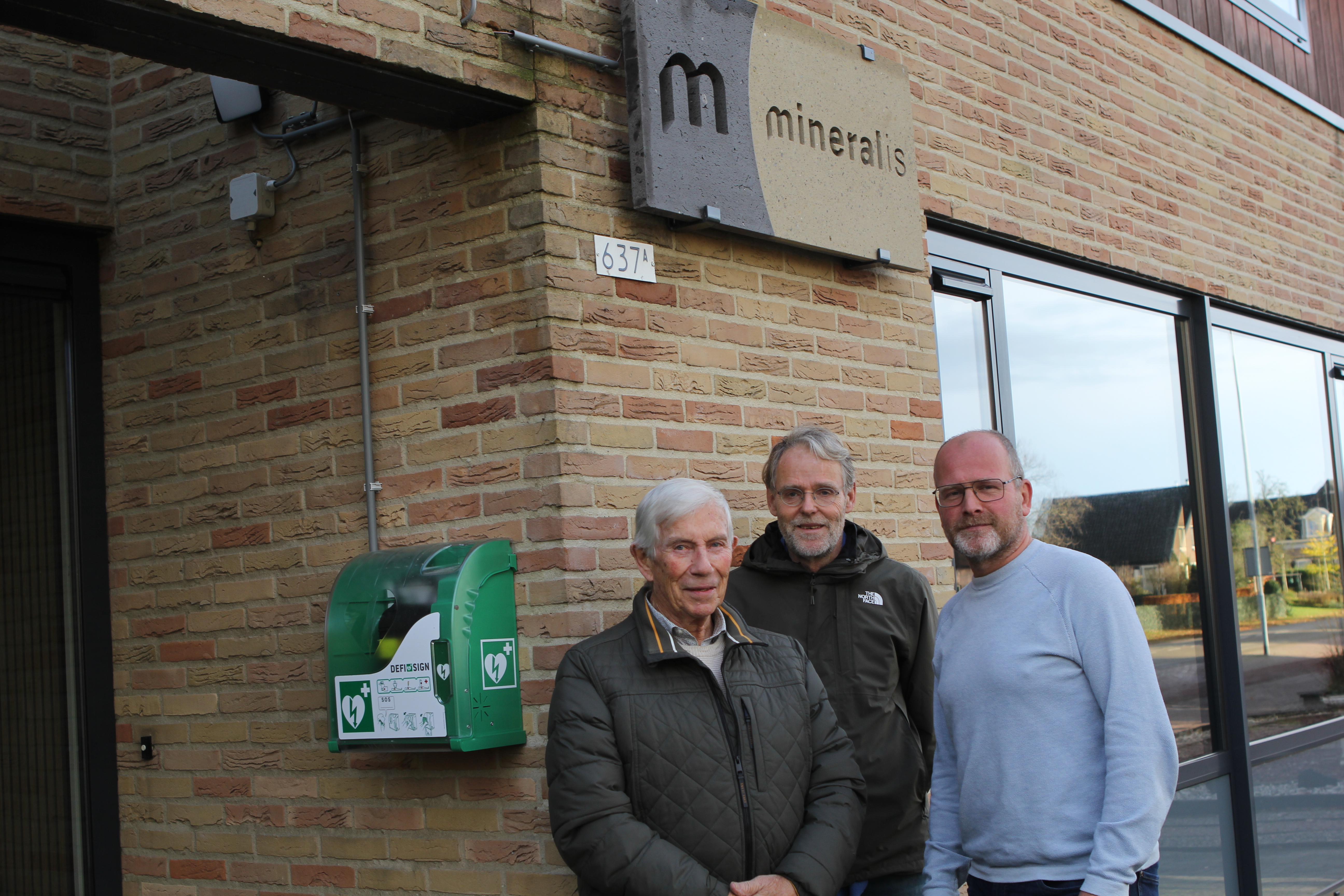 Foto: Hattemerbroekers zorgen voor een extra AED