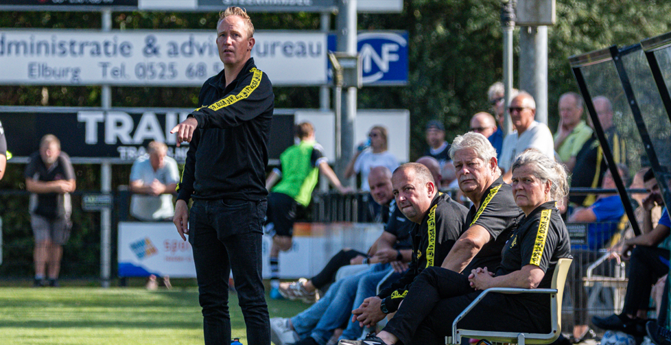 Foto: Hoofdtrainer Henrico Mud zwaait af bij VSCO’61