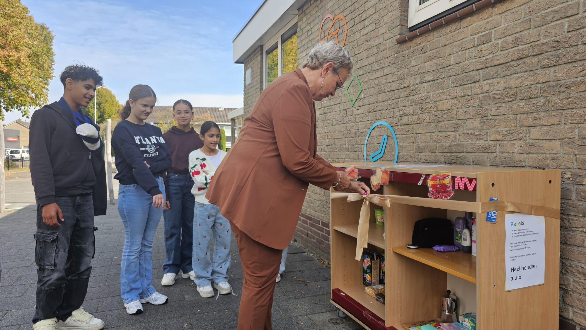 Foto: Leerlingenraad Dalton Kindcentrum De Wereldweide opent weggeefkast