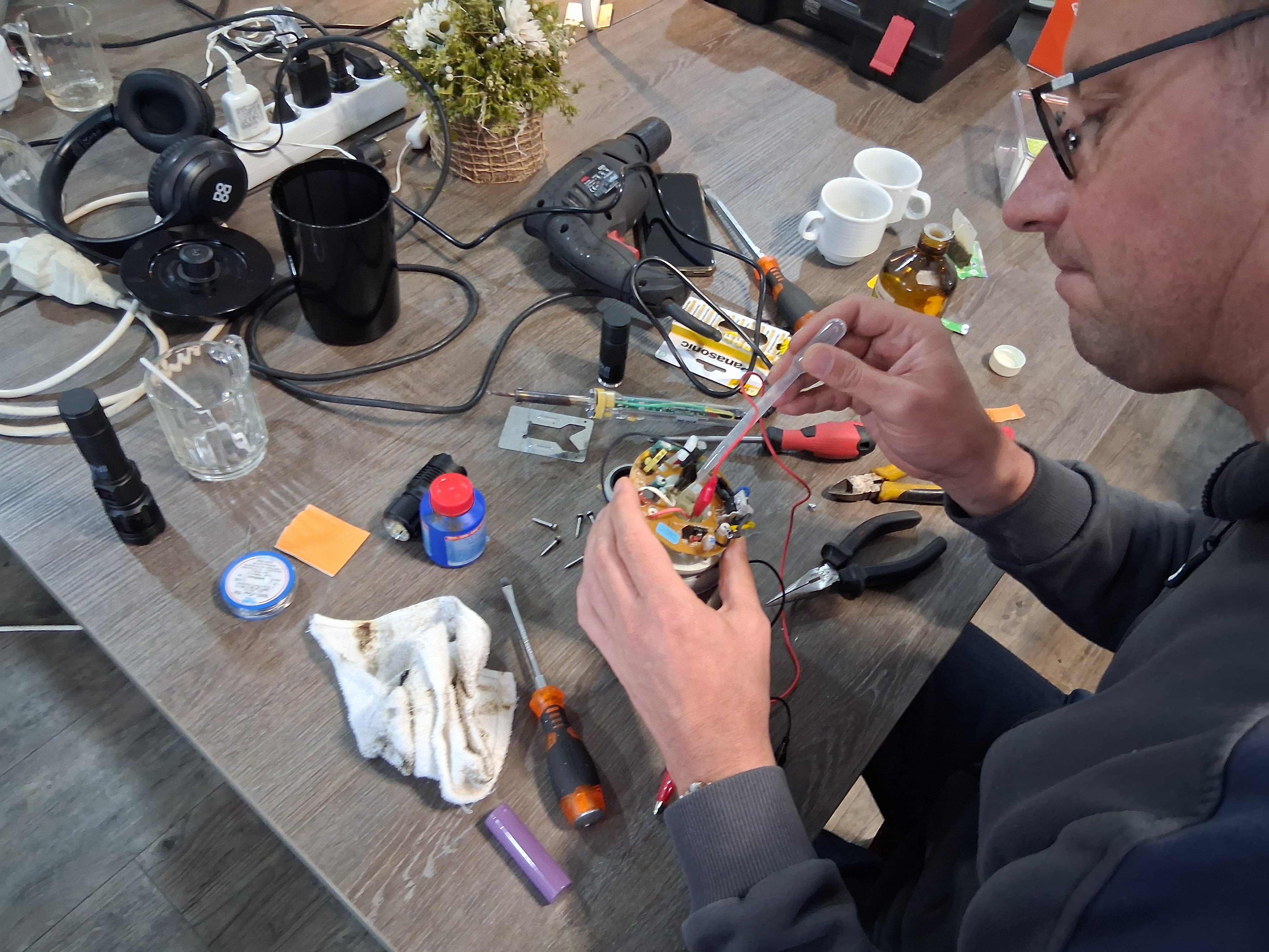 Foto: Reparatieochtend bij ’t Grinthuus: “Net hoorde ik dat er iemand van plan was om met een grasmaaier te komen”