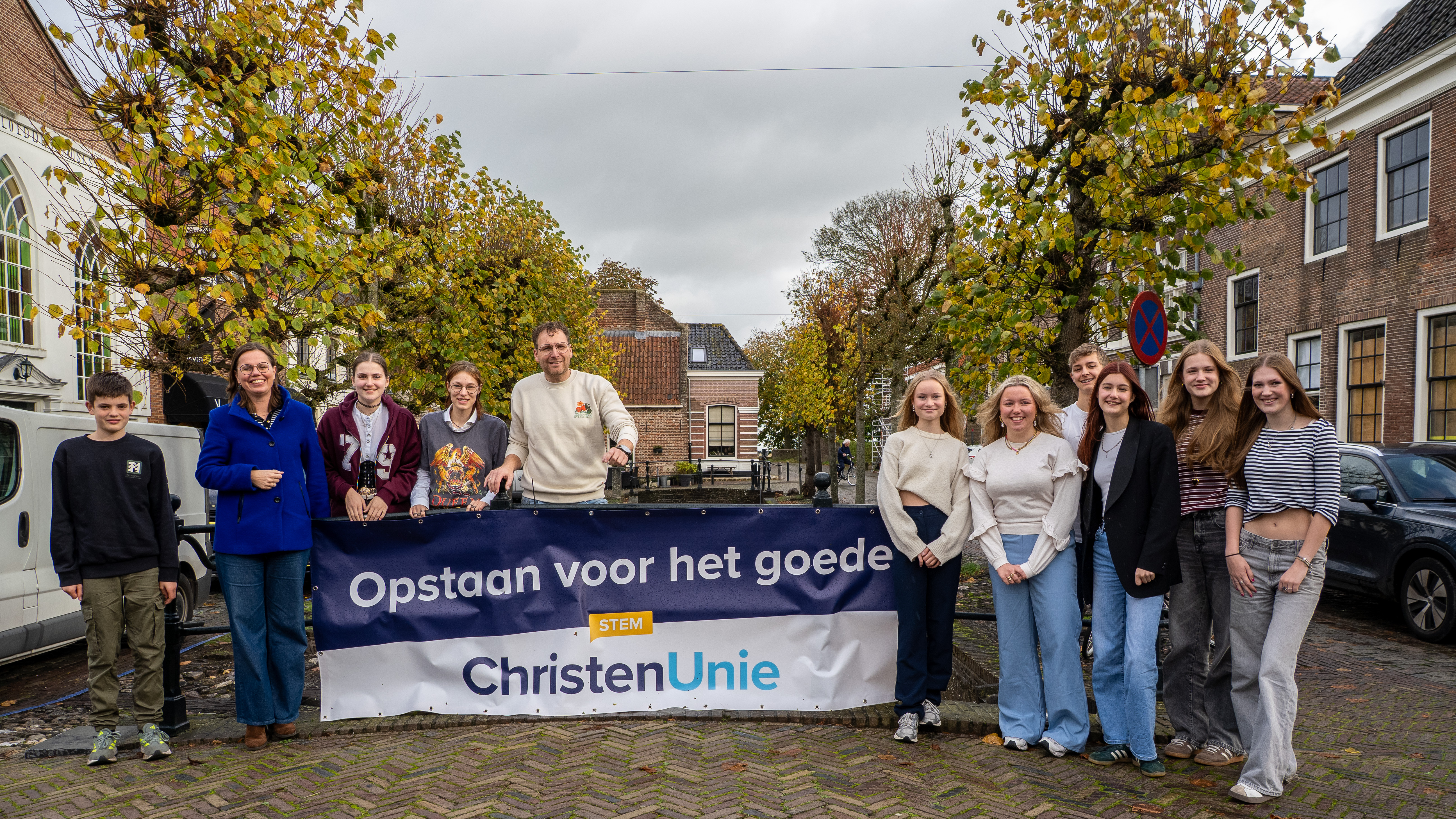 Foto: ChristenUnie-fractievoorzitter Mirjam Bikker ontmoet jongeren in Elburg