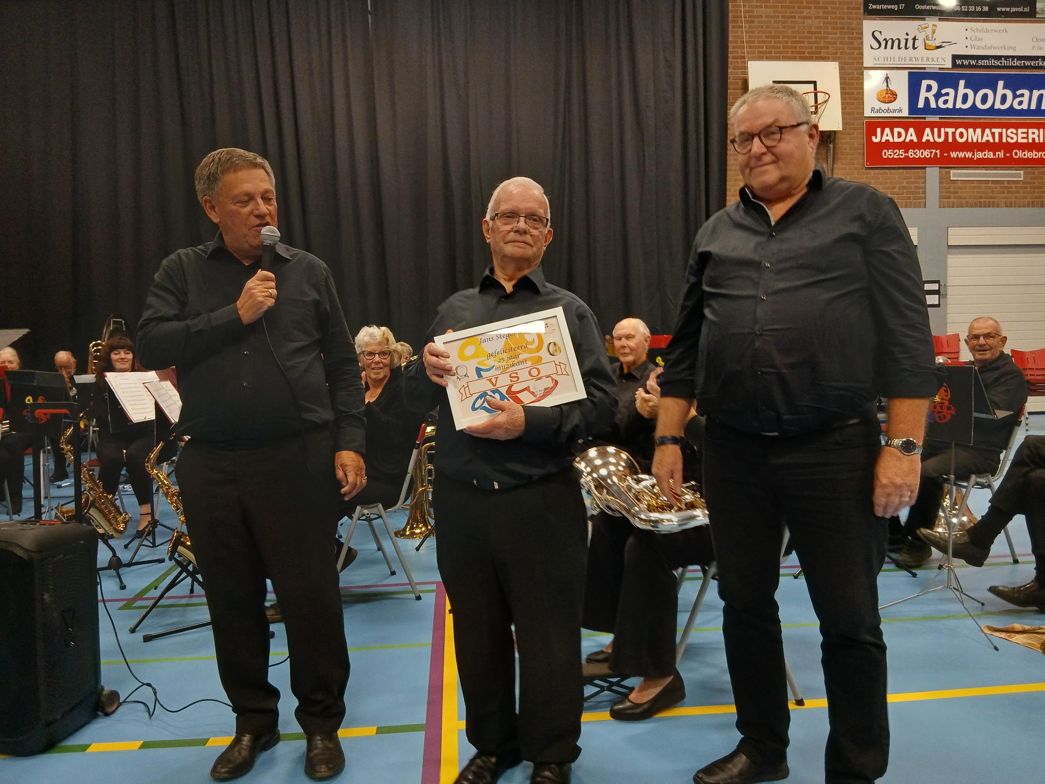 Foto: Jans Stegeman 25 jaar lid van het Veluws Seniorenorkest