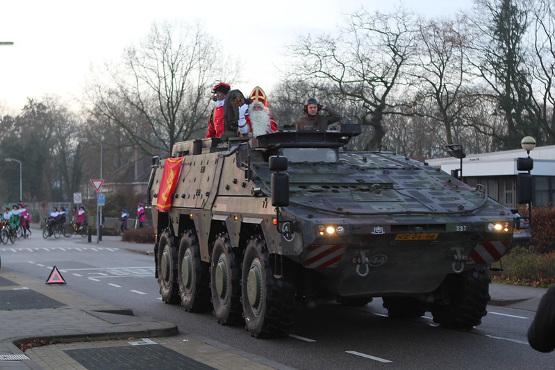 Foto: VIDEO: Sinterklaas en de pieten komen aan bij IKC De Vlinder: ‘Heftig ritje’