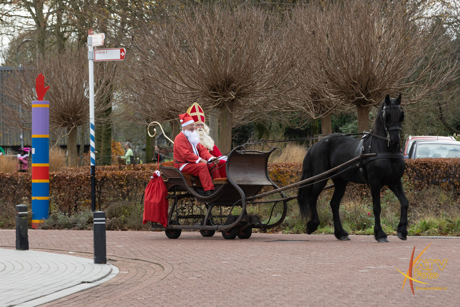 Foto: Sinterklaas en Kerstman samen op bezoek in de Hoge Enk