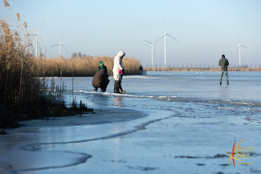 Foto: VIDEO: Schaatsen op het Drontermeer