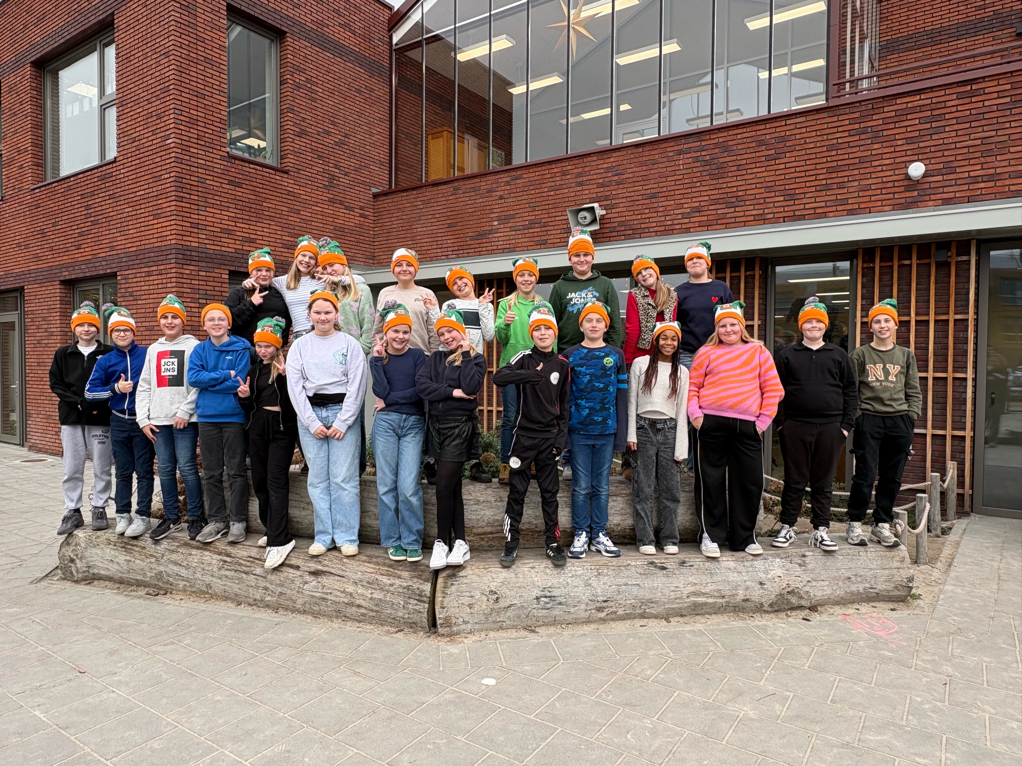 Foto: Groep 8 van de Rank in korte broek voor KiKa