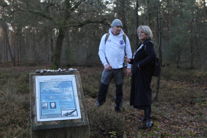Foto: VIDEO: Lee Asley eert zijn oudoom bij monument op de Wezepsche Heide