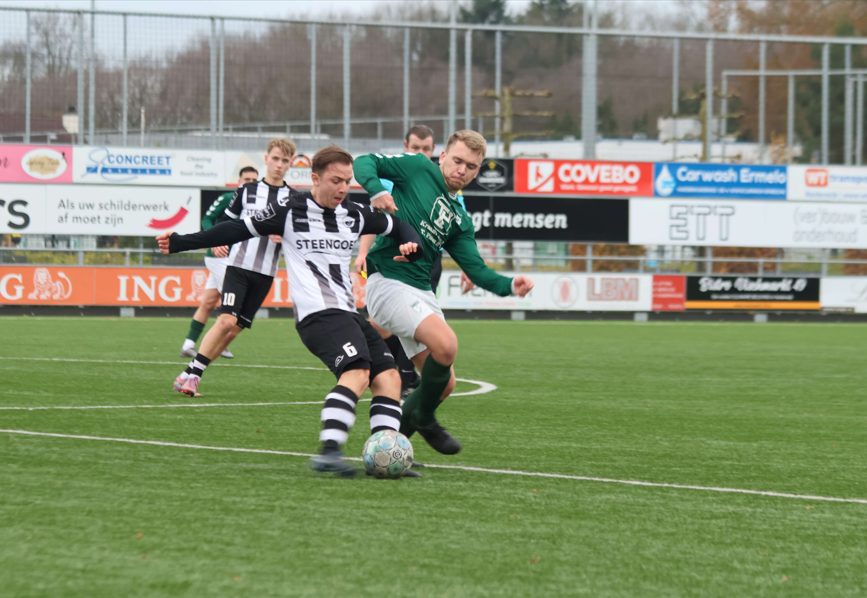 Foto: Zwart Wit ’63 wint van S.V. ’t Harde in bewogen duel