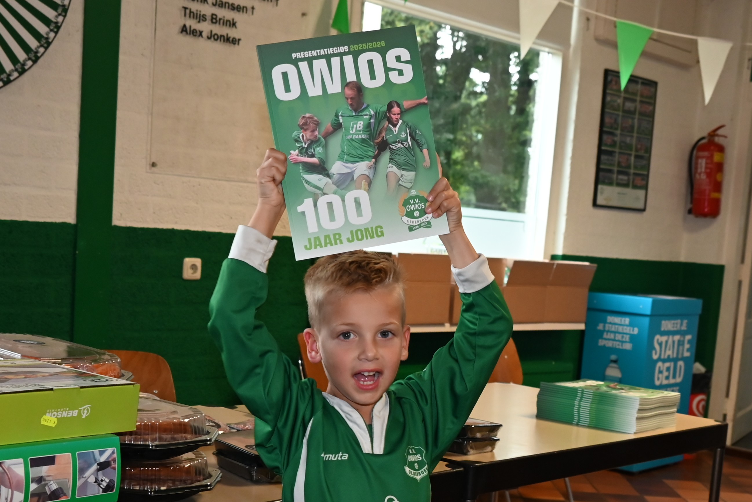 Foto: Daley Eibrink ontvangt eerste exemplaar nieuwe presentatiegids  OWIOS