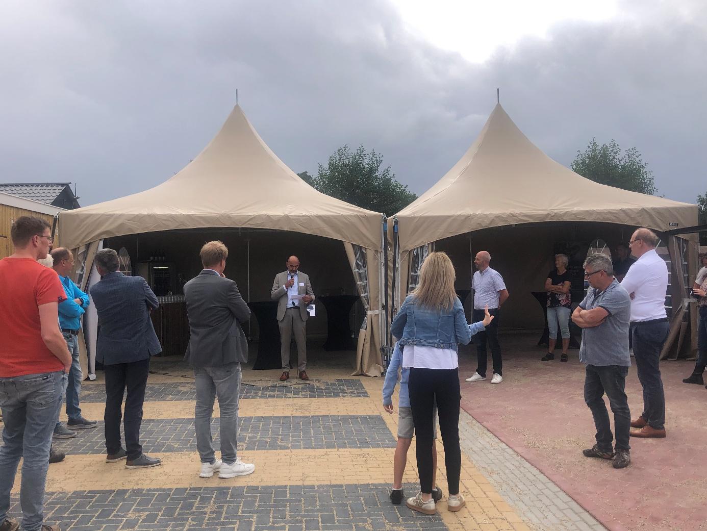 Foto: Nieuwe energiezuinige rug-aan-rugwoningen feestelijk opgeleverd in Oldebroek