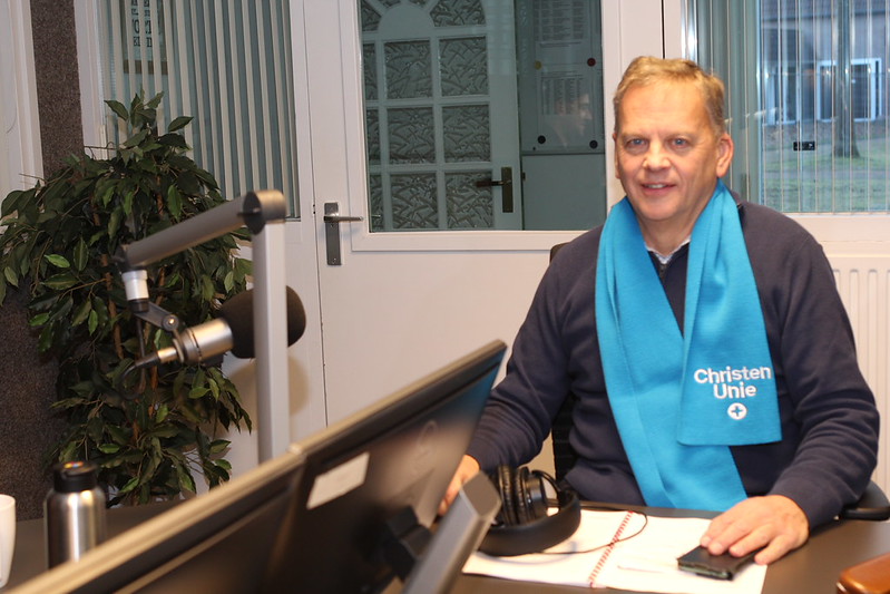 Foto: De lijsttrekker van de ChristenUnie Geerco Andre licht het verkiezingsprogramma toe tijdens Infocus