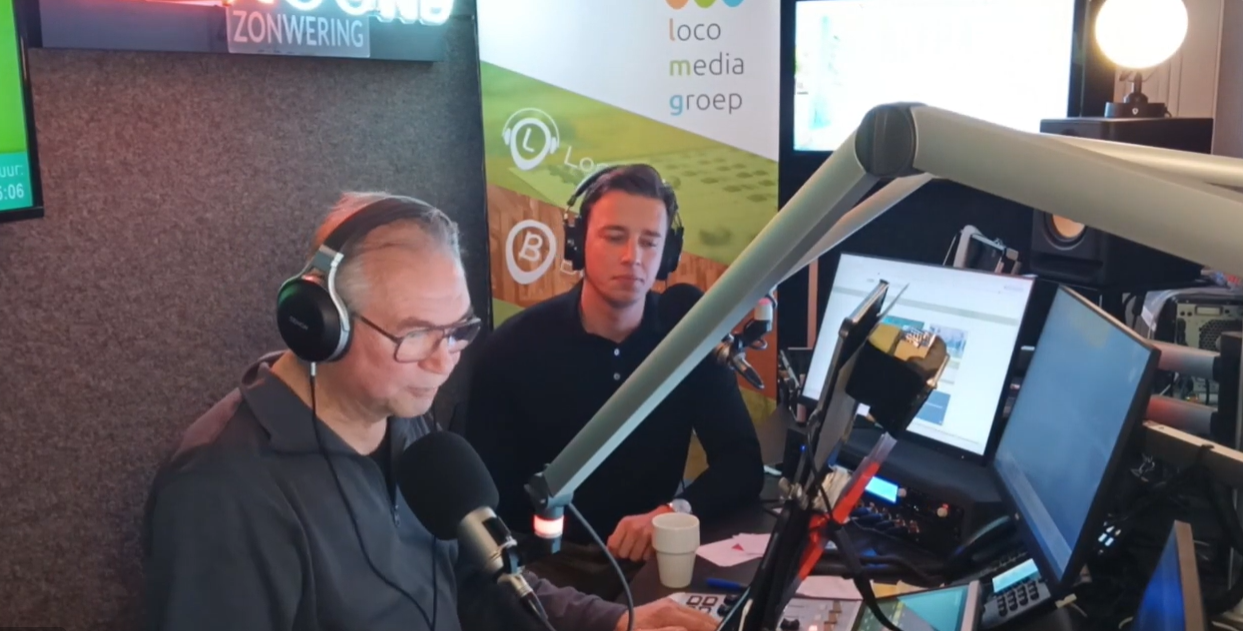 Foto: Tom de Nooijer geeft toelichting op AZC-reportage 