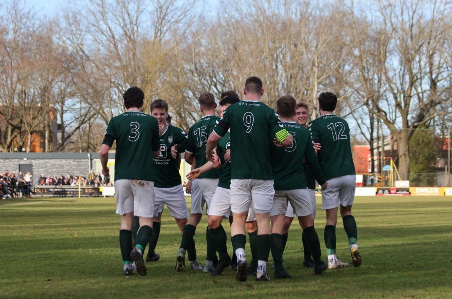 Foto: S.V. ’t Harde pakt knap punt bij koploper VIOS Vaassen (1-1)