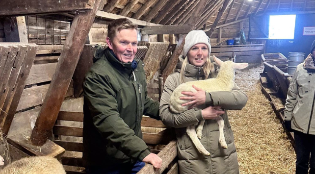 Foto: VIDEO: Schaatser Elisa Dul adopteert eerste lammetje van 2026 bij Schaapskudde Epe-Heerde