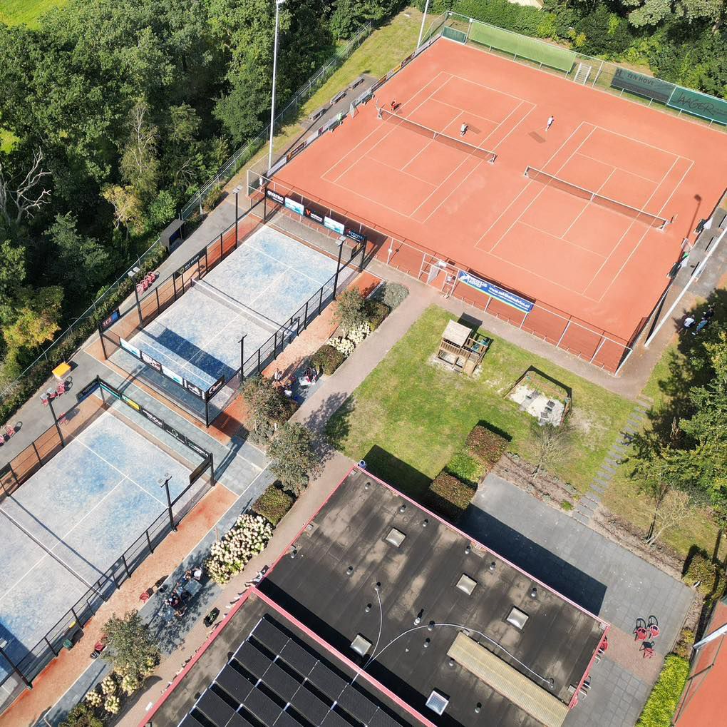 Foto: VVD Oldebroek onder de indruk van Wezeper Tennis & Padel Vereniging