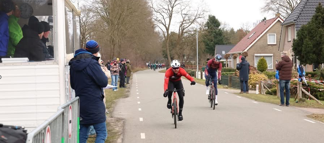 Foto: Brinksma wint bij de A's, indrukwekkende solo beslist koers bij de B's 