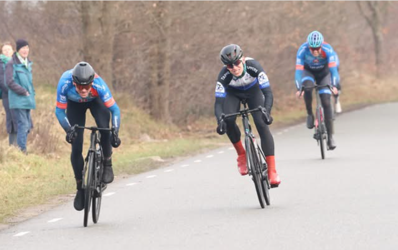 Foto: Schulting, Kortleven en Besamusca winnen aftrap van het wielerseizoen op 't Loo